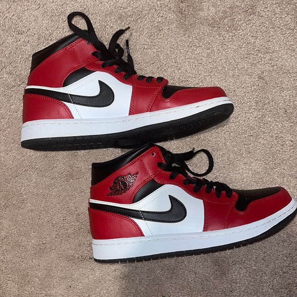 Jordan 1 mid Chicago toe. worn only 3 times. in very good shape. clean. - Picture 1 of 7